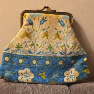 Vintage Blue Floral Linen Coin Purse with Kiss Lock Closure And Plastic Lining